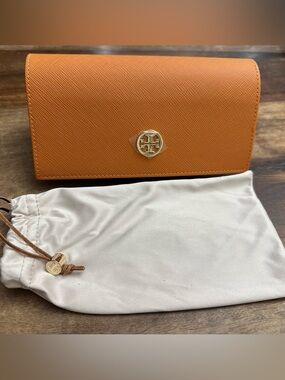 Tory Burch sunglasses eye case with micro fiber cleaning draw string bag.